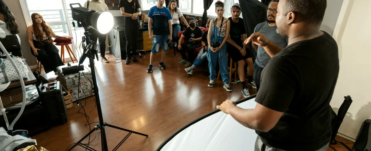 Kamera, softbox och bakgrundspapper förberedda inför en övning i studion